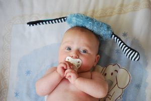 Un bambino piccolo con in bocca un ciuccio
