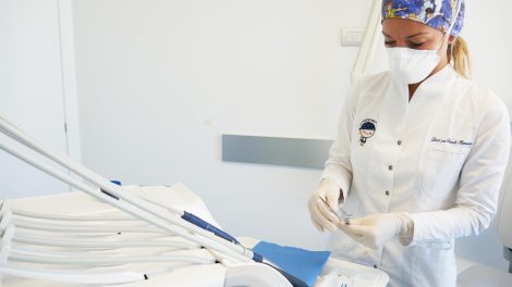 Un'igienista dentale al lavoro in studio