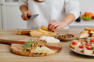 Una donna prepara da mangiare