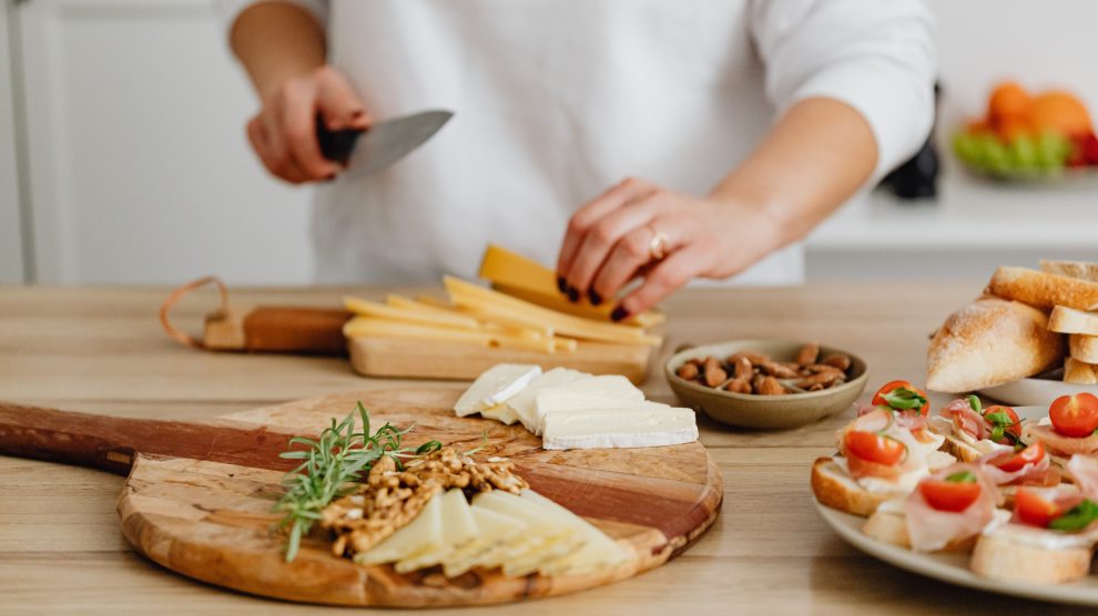 Una donna prepara da mangiare