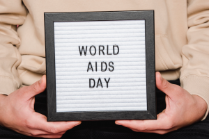 un ragazzo tiene in mano un cartello con la scritta "world aids day"
