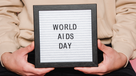 un ragazzo tiene in mano un cartello con la scritta "world aids day"