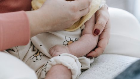 Una mamma allatta con biberon un neonato