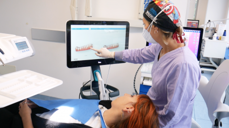 La dottoressa D'Amici mentre visita una paziente con canner intra orale