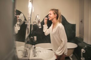 Una ragazza che si lava i denti